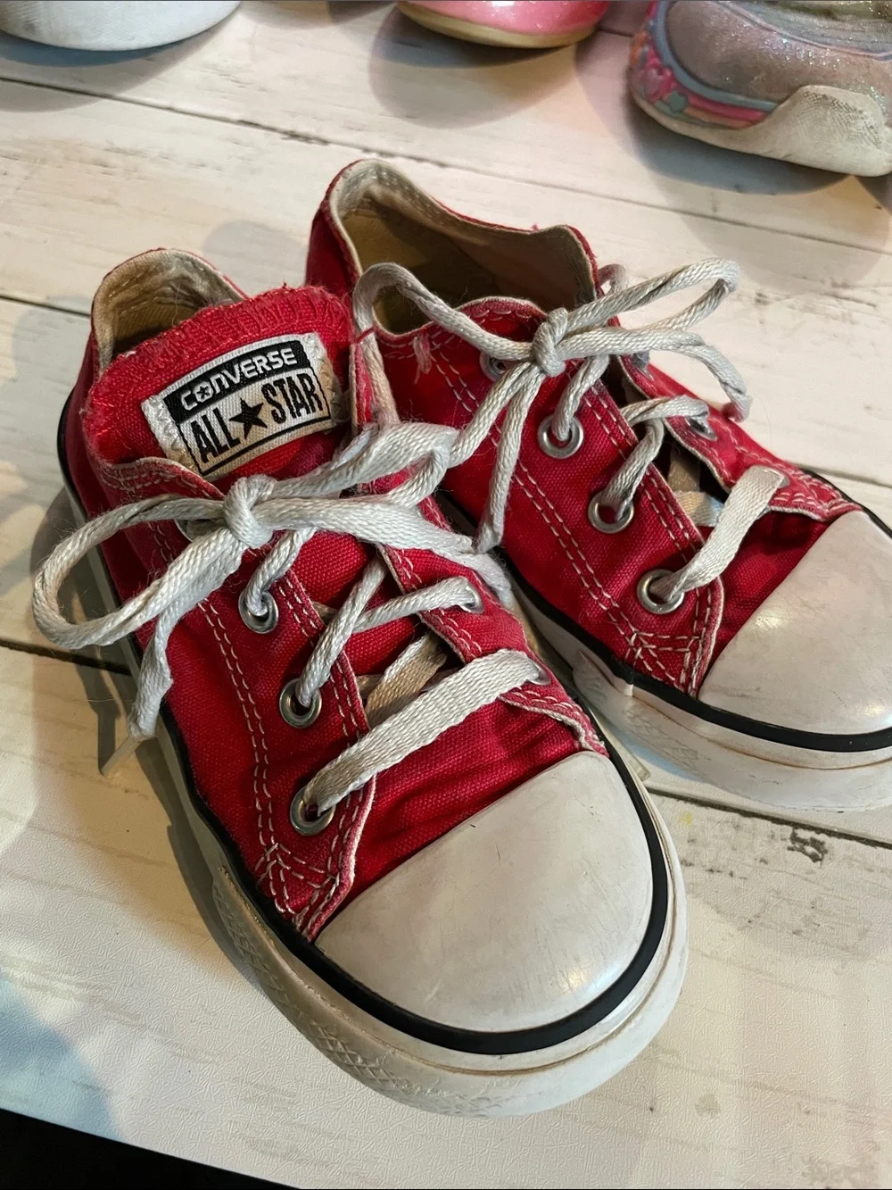Converse Kids Low-Top Sneakers in Red and White